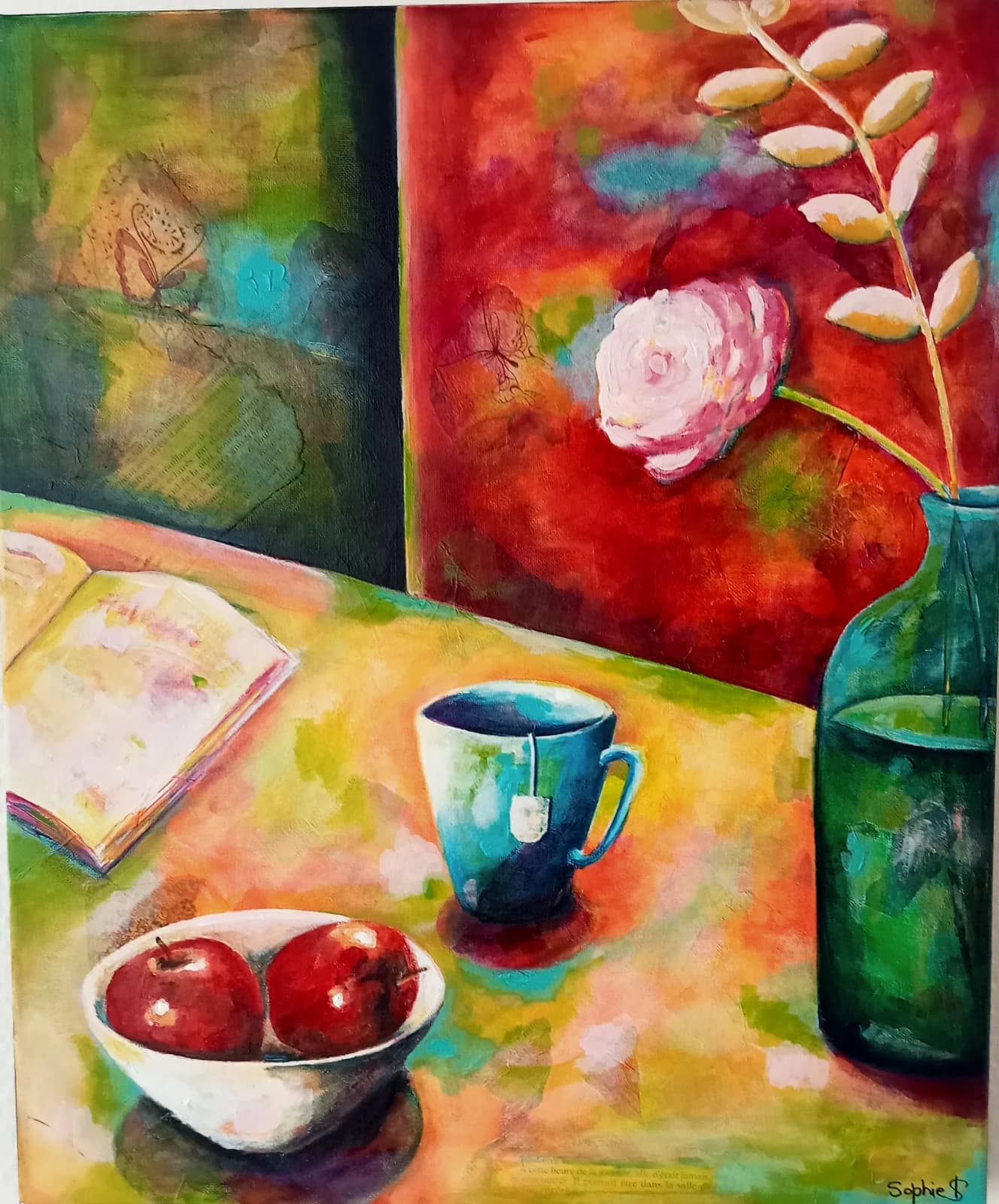 Peinture colorée d'une nature morte avec bol de pommes, tasse bleue, livre et flacon vert